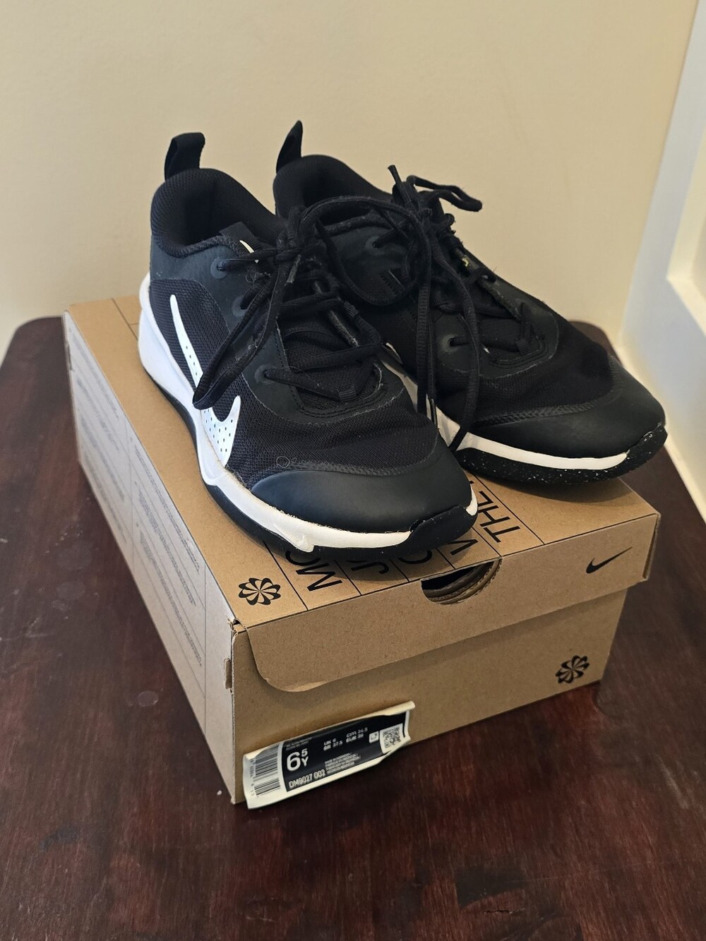 Nike Kids Omni Multi-Court Sneakers - Black/White - Size 6.5 Y